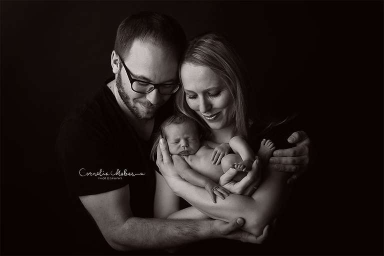 Neugeborenenshooting Newbornsession Neugeborenenfotograf Babyfotografie Babybilder erste Portraits Familienshooting Cornelia Moebes Photography Zug Zürich Luzern