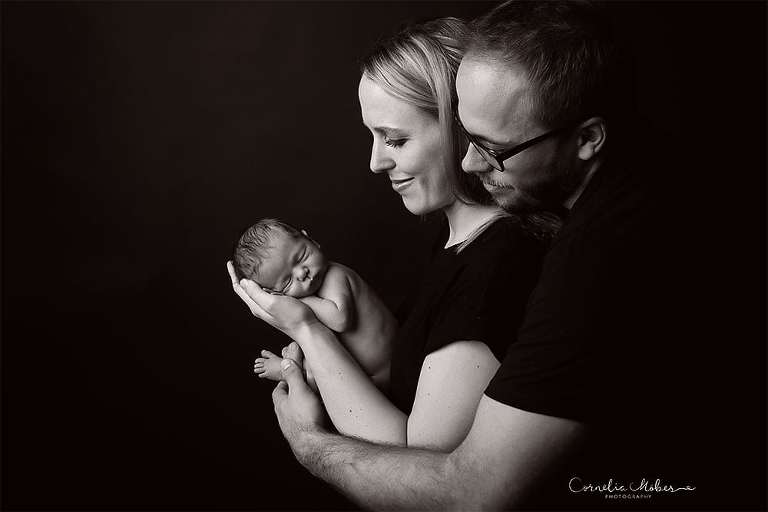 Neugeborenenshooting Newbornsession Neugeborenenfotograf Babyfotografie Babybilder erste Portraits Familienshooting Cornelia Moebes Photography Zug Zürich Luzern