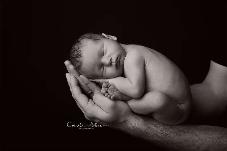 Neugeborenenshooting Newbornsession Neugeborenenfotograf Babyfotografie Babybilder erste Portraits Familienshooting Cornelia Moebes Photography Zug Zürich Luzern