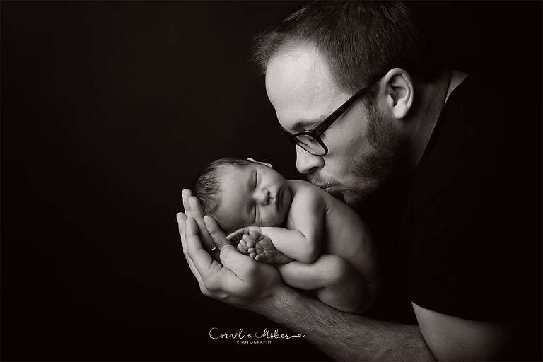 Neugeborenenshooting Newbornsession Neugeborenenfotograf Babyfotografie Babybilder erste Portraits Familienshooting Cornelia Moebes Photography Zug Zürich Luzern