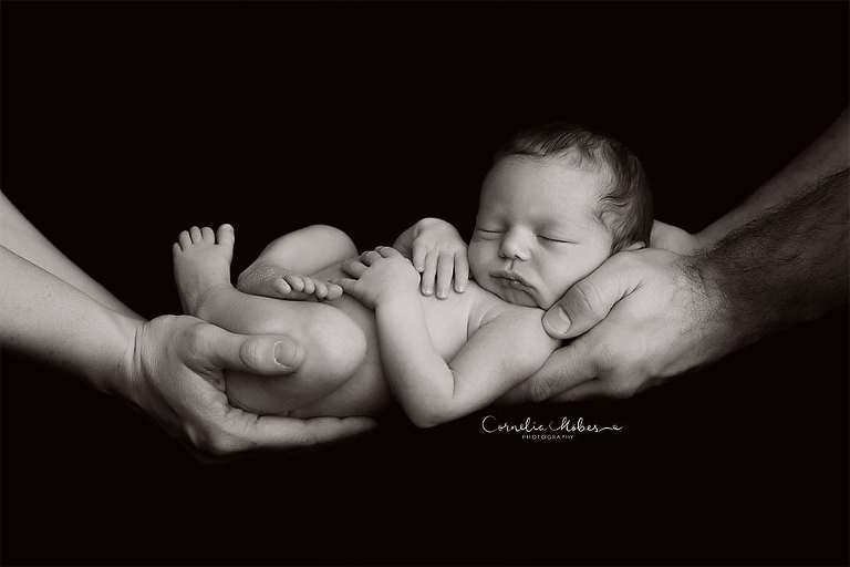 Neugeborenenshooting Newbornsession Neugeborenenfotograf Babyfotografie Babybilder erste Portraits Familienshooting Cornelia Moebes Photography Zug Zürich Luzern