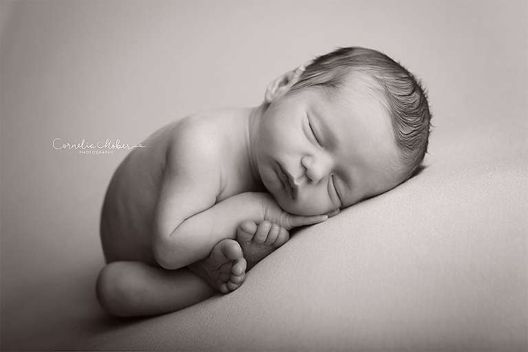 Neugeborenenshooting Newbornsession Neugeborenenfotograf Babyfotografie Babybilder erste Portraits Familienshooting Cornelia Moebes Photography Zug Zürich Luzern