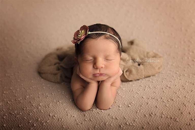 Neugeborenenshooting Newbornsession Neugeborenenfotograf Babyfotografie Babybilder erste Portraits Familienshooting Cornelia Moebes Photography Zug Zürich Luzern