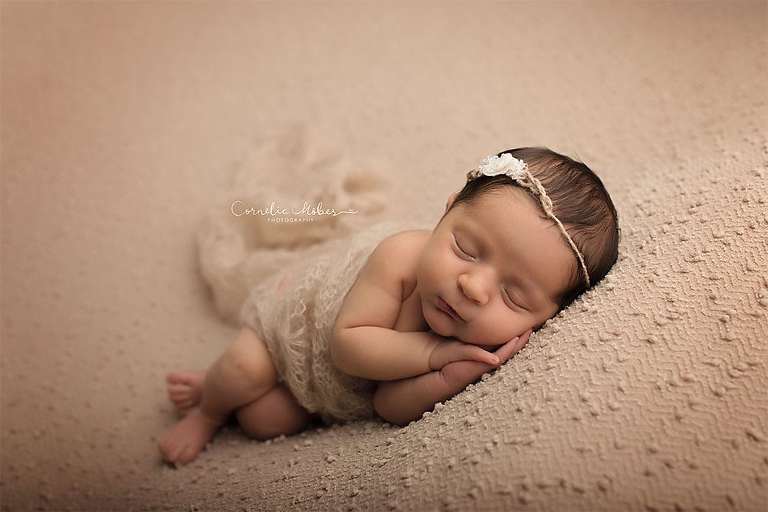 Neugeborenenshooting Newbornsession Neugeborenenfotograf Babyfotografie Babybilder erste Portraits Familienshooting Cornelia Moebes Photography Zug Zürich Luzern