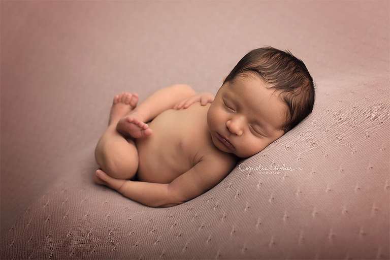 Neugeborenenshooting Newbornsession Neugeborenenfotograf Babyfotografie Babybilder erste Portraits Familienshooting Cornelia Moebes Photography Zug Zürich Luzern