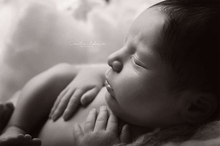 Neugeborenenshooting Newbornsession Neugeborenenfotograf Babyfotografie Babybilder erste Portraits Familienshooting Cornelia Moebes Photography Zug Zürich Luzern