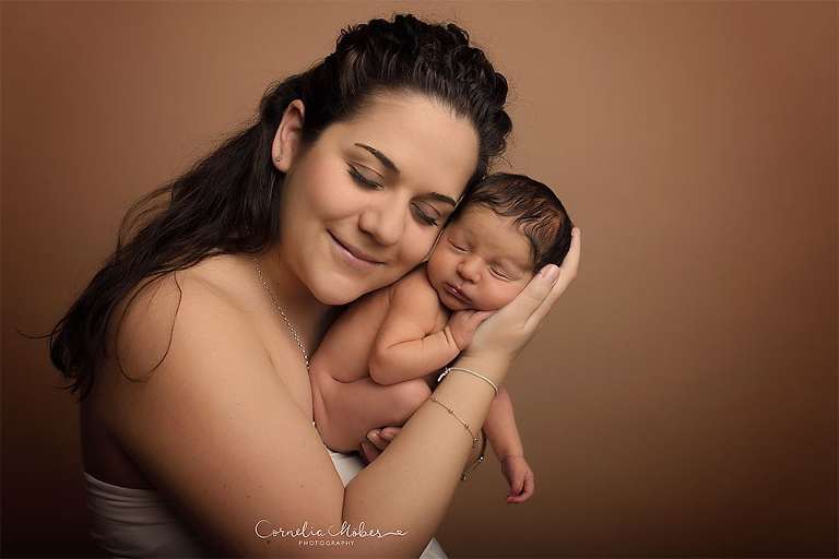 Neugeborenenshooting Newbornsession Neugeborenenfotograf Babyfotografie Babybilder erste Portraits Familienshooting Cornelia Moebes Photography Zug Zürich Luzern