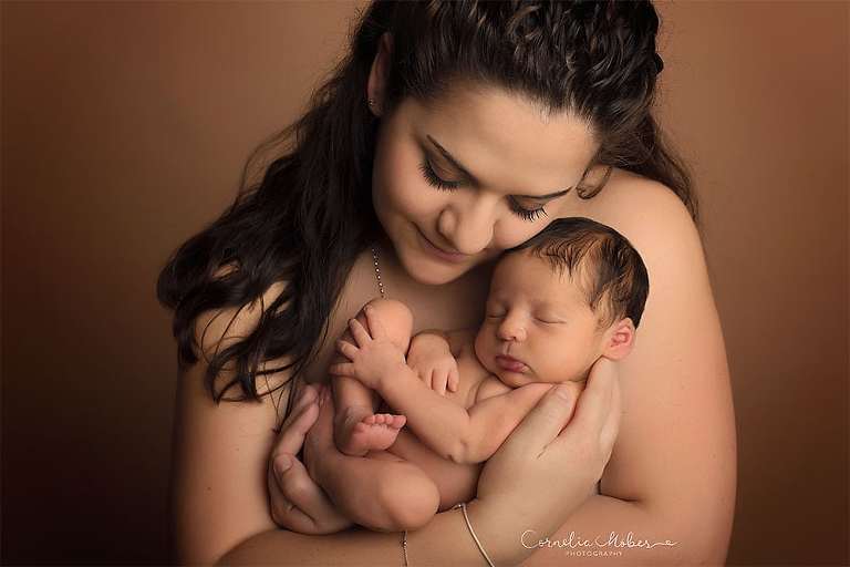 Neugeborenenshooting Newbornsession Neugeborenenfotograf Babyfotografie Babybilder erste Portraits Familienshooting Cornelia Moebes Photography Zug Zürich Luzern