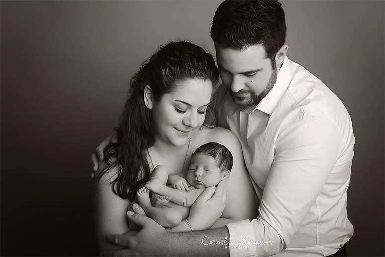 Neugeborenenshooting Newbornsession Neugeborenenfotograf Babyfotografie Babybilder erste Portraits Familienshooting Cornelia Moebes Photography Zug Zürich Luzern