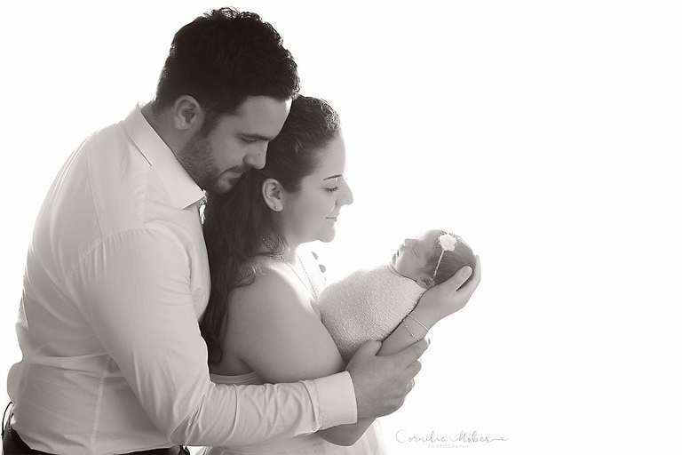 Neugeborenenshooting Newbornsession Neugeborenenfotograf Babyfotografie Babybilder erste Portraits Familienshooting Cornelia Moebes Photography Zug Zürich Luzern