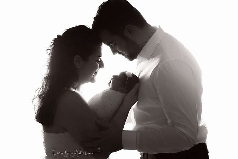 Neugeborenenshooting Newbornsession Neugeborenenfotograf Babyfotografie Babybilder erste Portraits Familienshooting Cornelia Moebes Photography Zug Zürich Luzern