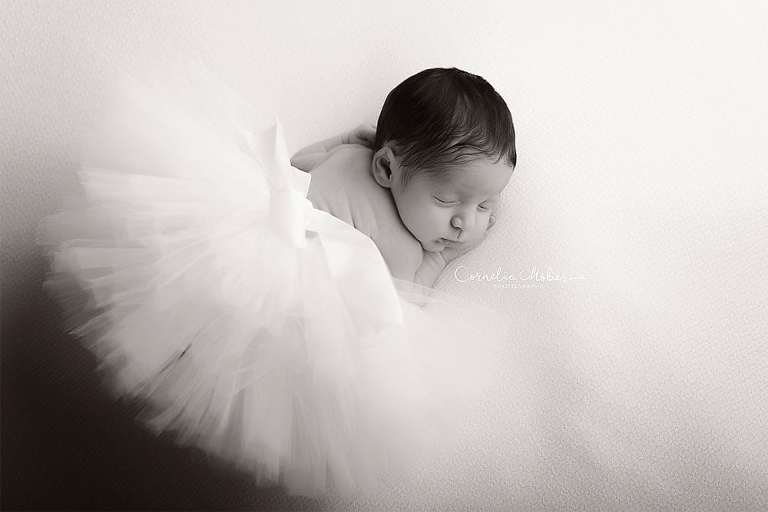 Neugeborenenshooting Newbornsession Neugeborenenfotograf Babyfotografie Babybilder erste Portraits Familienshooting Cornelia Moebes Photography Zug Zürich Luzern