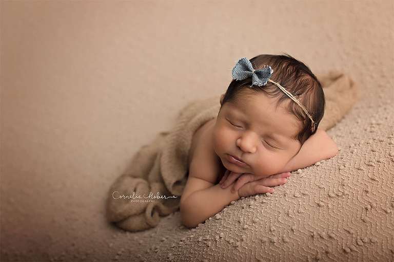 Neugeborenenshooting Newbornsession Neugeborenenfotograf Babyfotografie Babybilder erste Portraits Familienshooting Cornelia Moebes Photography Zug Zürich Luzern