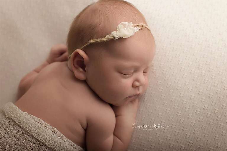 Neugeborenenshooting Newbornsession Neugeborenenfotograf Babyfotografie Babybilder erste Portraits Familienshooting Cornelia Moebes Photography Zug Zürich Luzern