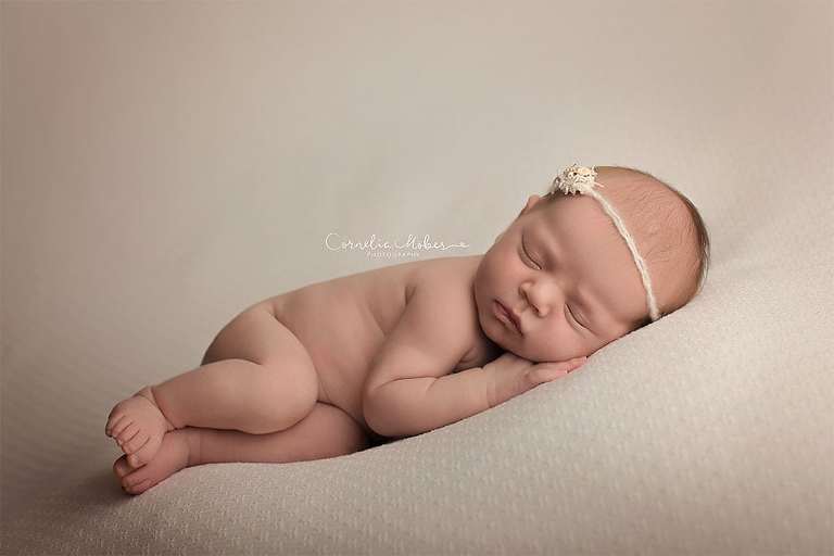 Neugeborenenshooting Newbornsession Neugeborenenfotograf Babyfotografie Babybilder erste Portraits Familienshooting Cornelia Moebes Photography Zug Zürich Luzern