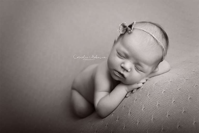 Neugeborenenshooting Newbornsession Neugeborenenfotograf Babyfotografie Babybilder erste Portraits Familienshooting Cornelia Moebes Photography Zug Zürich Luzern