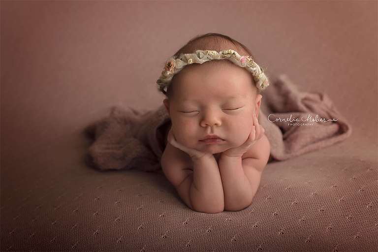 Neugeborenenshooting Newbornsession Neugeborenenfotograf Babyfotografie Babybilder erste Portraits Familienshooting Cornelia Moebes Photography Zug Zürich Luzern