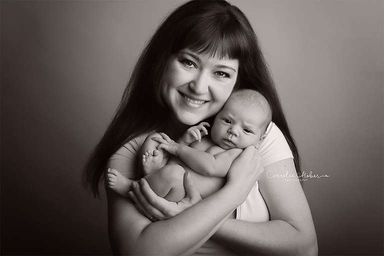 Neugeborenenshooting Newbornsession Neugeborenenfotograf Babyfotografie Babybilder erste Portraits Familienshooting Cornelia Moebes Photography Zug Zürich Luzern