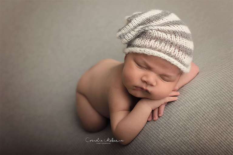 Neugeborenenshooting Newbornsession Neugeborenenfotograf Babyfotografie Babybilder erste Portraits Familienshooting Cornelia Moebes Photography Zug Zürich Luzern