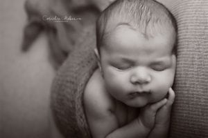 Neugeborenenshooting Newbornsession Neugeborenenfotograf Babyfotografie Babybilder erste Portraits Familienshooting Cornelia Moebes Photography Zug Zürich Luzern