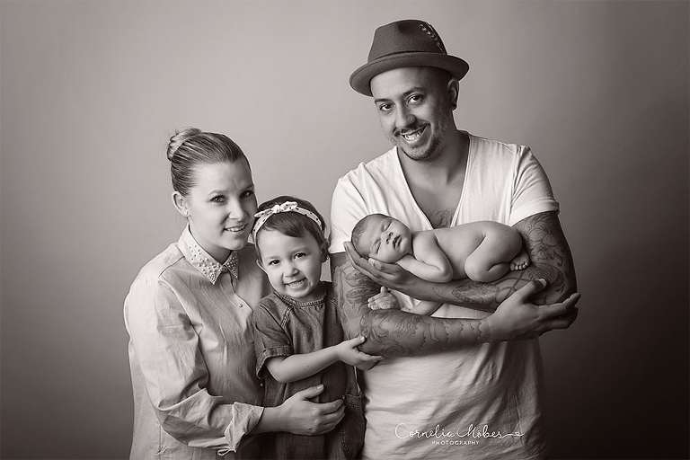 Neugeborenenshooting Newbornsession Neugeborenenfotograf Babyfotografie Babybilder erste Portraits Familienshooting Cornelia Moebes Photography Zug Zürich Luzern