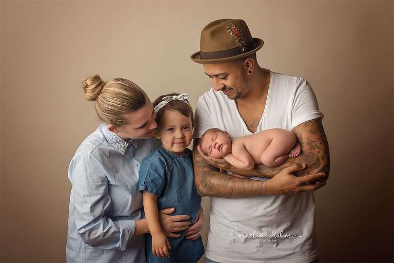 Neugeborenenshooting Newbornsession Neugeborenenfotograf Babyfotografie Babybilder erste Portraits Familienshooting Cornelia Moebes Photography Zug Zürich Luzern