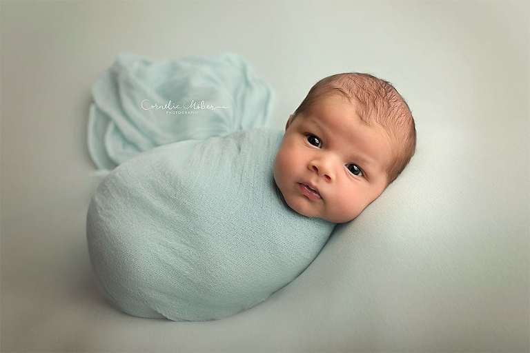 Neugeborenenshooting Newbornsession Neugeborenenfotograf Babyfotografie Babybilder erste Portraits Familienshooting Cornelia Moebes Photography Zug Zürich Luzern