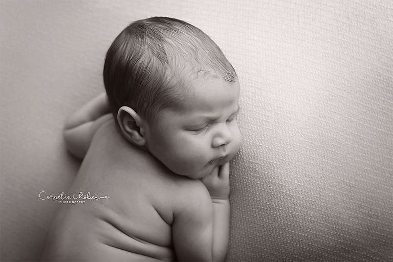 Neugeborenenshooting Newbornsession Neugeborenenfotograf Babyfotografie Babybilder erste Portraits Familienshooting Cornelia Moebes Photography Zug Zürich Luzern