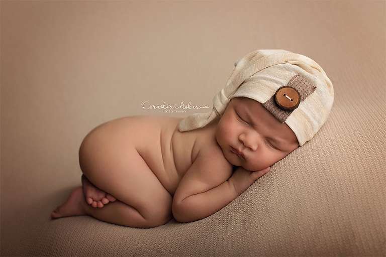 Neugeborenenshooting Newbornsession Neugeborenenfotograf Babyfotografie Babybilder erste Portraits Familienshooting Cornelia Moebes Photography Zug Zürich Luzern