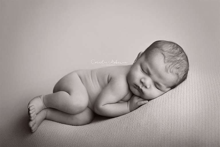 Neugeborenenshooting Newbornsession Neugeborenenfotograf Babyfotografie Babybilder erste Portraits Familienshooting Cornelia Moebes Photography Zug Zürich Luzern