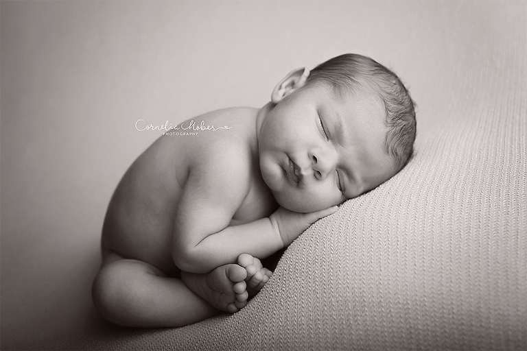 Neugeborenenshooting Newbornsession Neugeborenenfotograf Babyfotografie Babybilder erste Portraits Familienshooting Cornelia Moebes Photography Zug Zürich Luzern