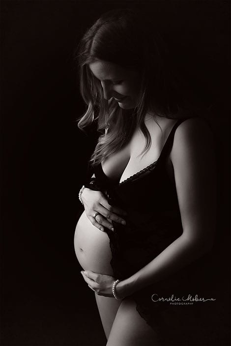 Kugelzeit Babybauch Shooting Maternity Photographer Schwangerschaftsshooting Schwangerschaftsfotografie Portrait werdende Mama Cornelia Moebes Photography