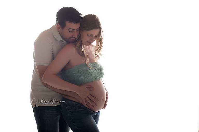 Kugelzeit Babybauch Shooting Maternity Photographer Schwangerschaftsshooting Schwangerschaftsfotografie Portrait werdende Mama Cornelia Moebes Photography