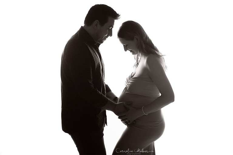 Kugelzeit Babybauch Shooting Maternity Photographer Schwangerschaftsshooting Schwangerschaftsfotografie Portrait werdende Mama Cornelia Moebes Photography