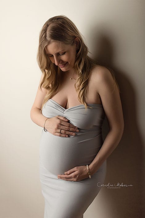 Kugelzeit Babybauch Shooting Maternity Photographer Schwangerschaftsshooting Schwangerschaftsfotografie Portrait werdende Mama Cornelia Moebes Photography