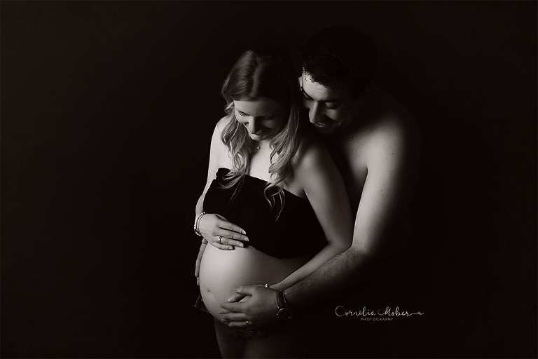 Kugelzeit Babybauch Shooting Maternity Photographer Schwangerschaftsshooting Schwangerschaftsfotografie Portrait werdende Mama Cornelia Moebes Photography