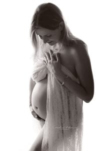 Kugelzeit Babybauch Shooting Maternity Photographer Schwangerschaftsshooting Schwangerschaftsfotografie Portrait werdende Mama Cornelia Moebes Photography