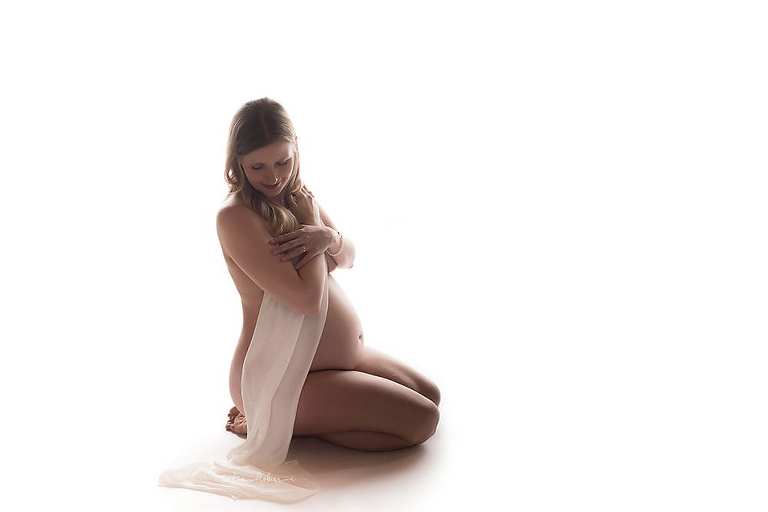 Kugelzeit Babybauch Shooting Maternity Photographer Schwangerschaftsshooting Schwangerschaftsfotografie Portrait werdende Mama Cornelia Moebes Photography