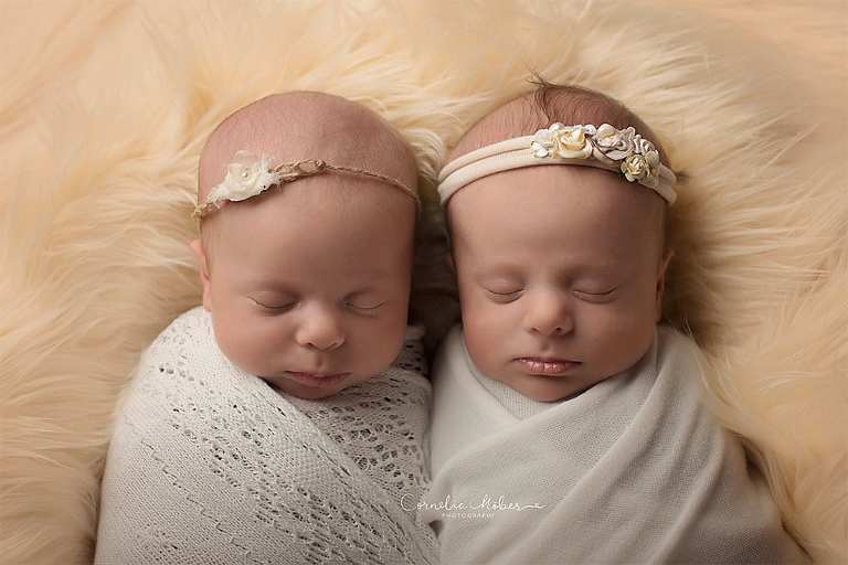 Neugeborenenbilder Neugeborenenfotografin Neugeborenenshooting Newborn Photographer Babyshooting Babyfotos Portrait Fotografin Zug Zürich Zentralschweiz Cornelia Moebes Photography Twins Zwillinge