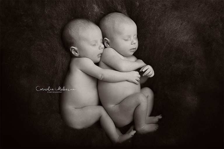 Neugeborenenbilder Neugeborenenfotografin Neugeborenenshooting Newborn Photographer Babyshooting Babyfotos Portrait Fotografin Zug Zürich Zentralschweiz Cornelia Moebes Photography Twins Zwillinge