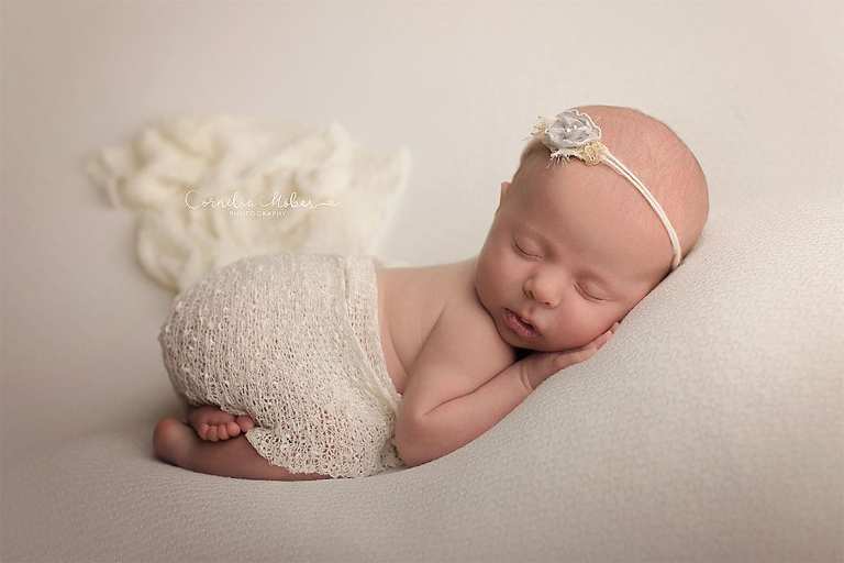 Neugeborenenbilder Neugeborenenfotografin Neugeborenenshooting Newborn Photographer Babyshooting Babyfotos Portrait Fotografin Zug Zürich Zentralschweiz Cornelia Moebes Photography Twins Zwillinge