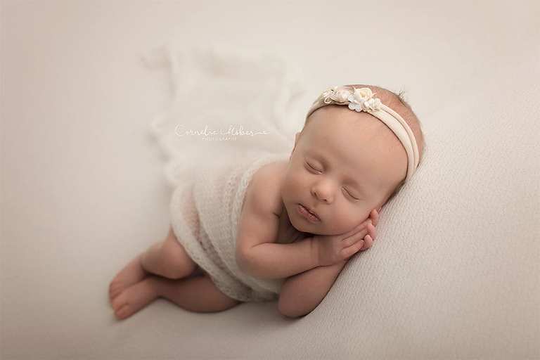 Neugeborenenbilder Neugeborenenfotografin Neugeborenenshooting Newborn Photographer Babyshooting Babyfotos Portrait Fotografin Zug Zürich Zentralschweiz Cornelia Moebes Photography Twins Zwillinge