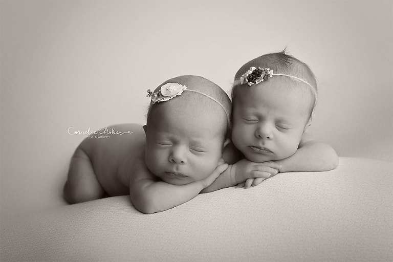 Neugeborenenbilder Neugeborenenfotografin Neugeborenenshooting Newborn Photographer Babyshooting Babyfotos Portrait Fotografin Zug Zürich Zentralschweiz Cornelia Moebes Photography Twins Zwillinge