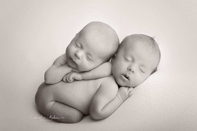 Neugeborenenbilder Neugeborenenfotografin Neugeborenenshooting Newborn Photographer Babyshooting Babyfotos Portrait Fotografin Zug Zürich Zentralschweiz Cornelia Moebes Photography Twins Zwillinge
