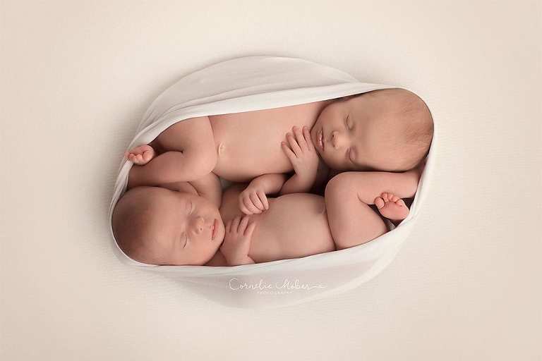 Neugeborenenbilder Neugeborenenfotografin Neugeborenenshooting Newborn Photographer Babyshooting Babyfotos Portrait Fotografin Zug Zürich Zentralschweiz Cornelia Moebes Photography Twins Zwillinge