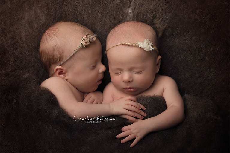 Neugeborenenbilder Neugeborenenfotografin Neugeborenenshooting Newborn Photographer Babyshooting Babyfotos Portrait Fotografin Zug Zürich Zentralschweiz Cornelia Moebes Photography Twins Zwillinge