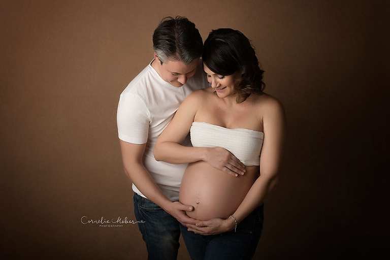 Schwangerschaftsportraits Schwangerschaftsshooting Schwangerschaftsfotografie Babybauch maternity shooting werdende Mama Mutterschaft Portrait Cornelia Moebes Photography Zug Zürich Luzern Aargau