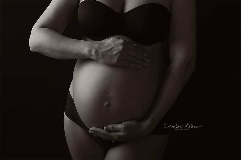 Schwangerschaftsportraits Schwangerschaftsshooting Schwangerschaftsfotografie Babybauch maternity shooting werdende Mama Mutterschaft Portrait Cornelia Moebes Photography Zug Zürich Luzern Aargau