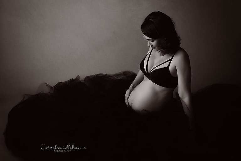 Schwangerschaftsportraits Schwangerschaftsshooting Schwangerschaftsfotografie Babybauch maternity shooting werdende Mama Mutterschaft Portrait Cornelia Moebes Photography Zug Zürich Luzern Aargau