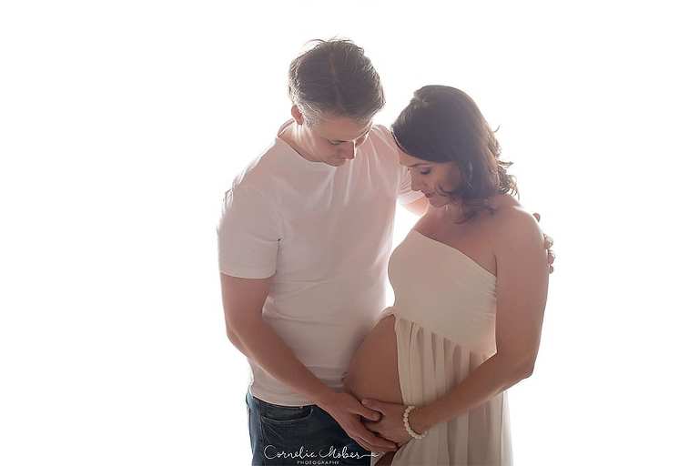 Schwangerschaftsportraits Schwangerschaftsshooting Schwangerschaftsfotografie Babybauch maternity shooting werdende Mama Mutterschaft Portrait Cornelia Moebes Photography Zug Zürich Luzern Aargau